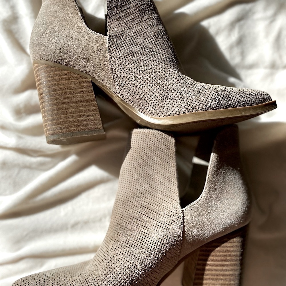 Marc Fisher Suede Ankle Booties Pointy Toe Block Heel- Tan